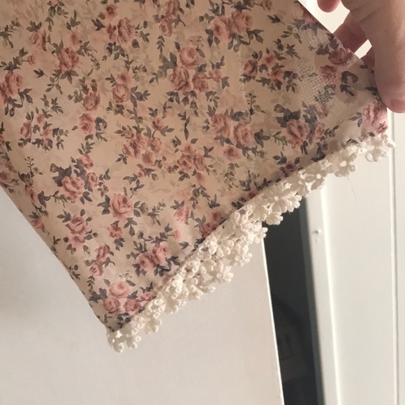 Floral Vestique sheer top - Picture 2 of 3